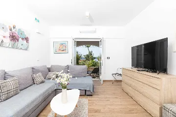 1-Bedroom Apartment for 2 Guests in Jelsa