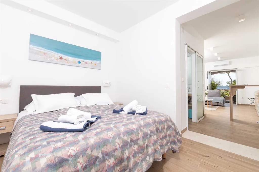 1-Bedroom Apartment for 2 Guests in Jelsa