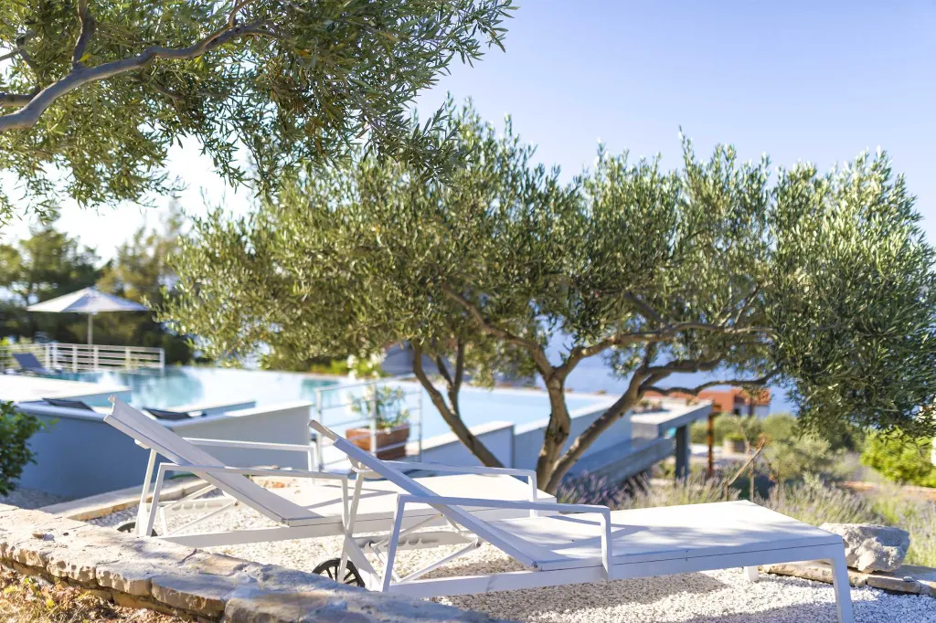 1-Bedroom Apartment for 2 Guests in Jelsa