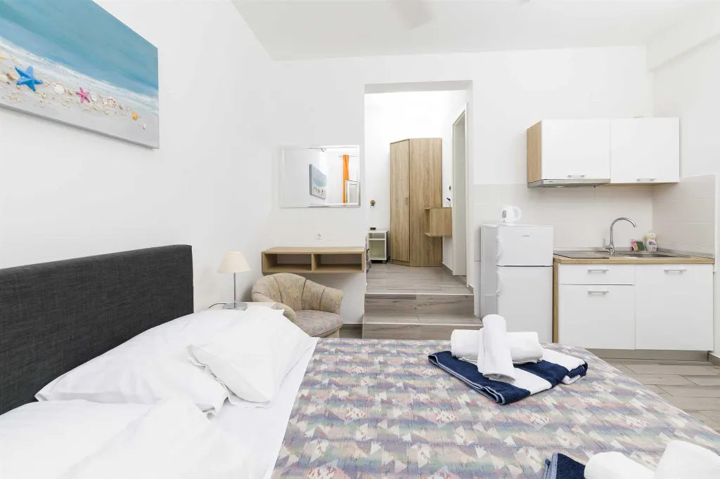 1-Bedroom Apartment for Up to 3 in Jelsa