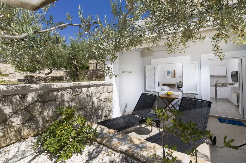 1-Bedroom Apartment for Up to 3 in Jelsa
