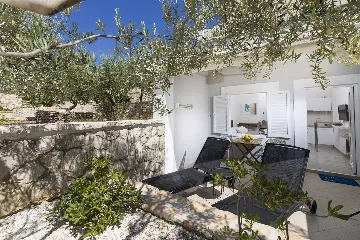 1-Bedroom Apartment for Up to 3 in Jelsa