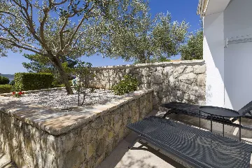 1-Bedroom Apartment for Up to 3 in Jelsa