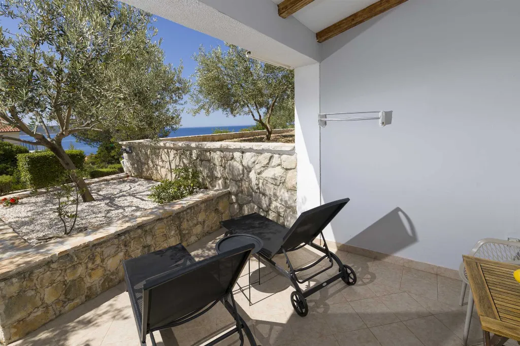 1-Bedroom Apartment for Up to 3 in Jelsa