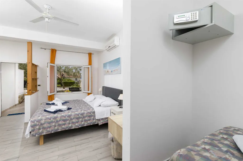1-Bedroom Apartment for Up to 3 in Jelsa