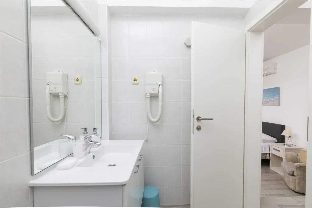 1-Bedroom Apartment for Up to 3 in Jelsa