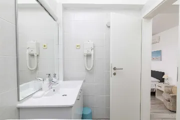 1-Bedroom Apartment for Up to 3 in Jelsa