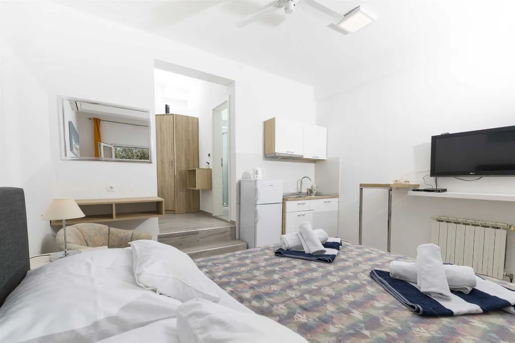 1-Bedroom Apartment for Up to 3 in Jelsa