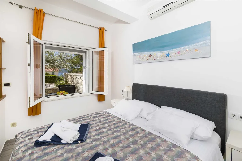 1-Bedroom Apartment for Up to 3 in Jelsa