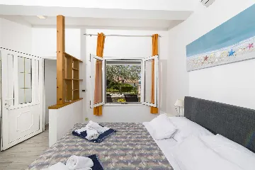 1-Bedroom Apartment for Up to 3 in Jelsa