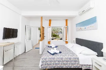 1-Bedroom Apartment for Up to 3 in Jelsa