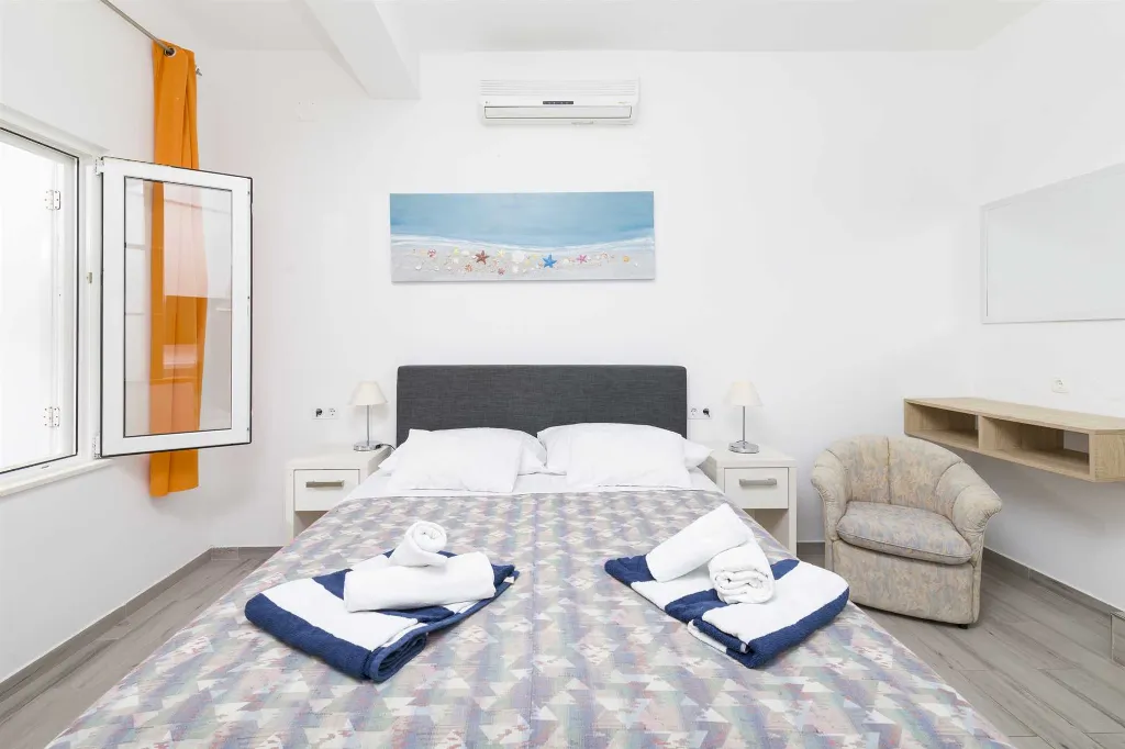 1-Bedroom Apartment for Up to 3 in Jelsa
