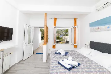 1-Bedroom Apartment for Up to 3 in Jelsa