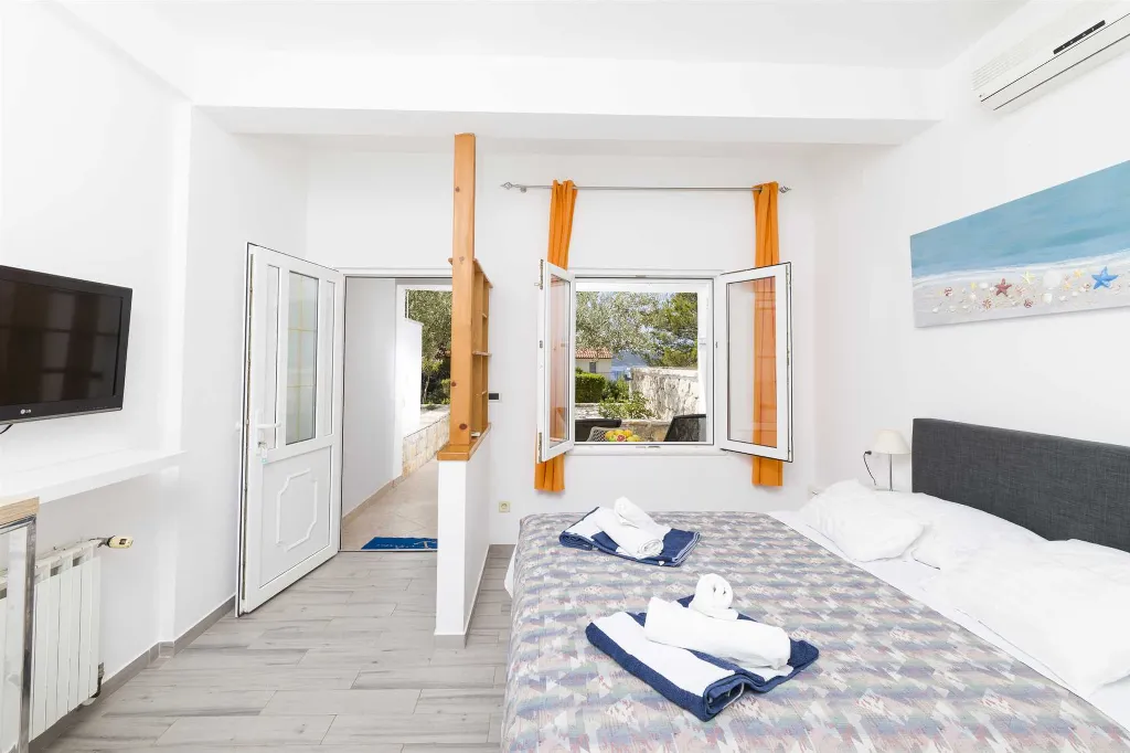 1-Bedroom Apartment for Up to 3 in Jelsa