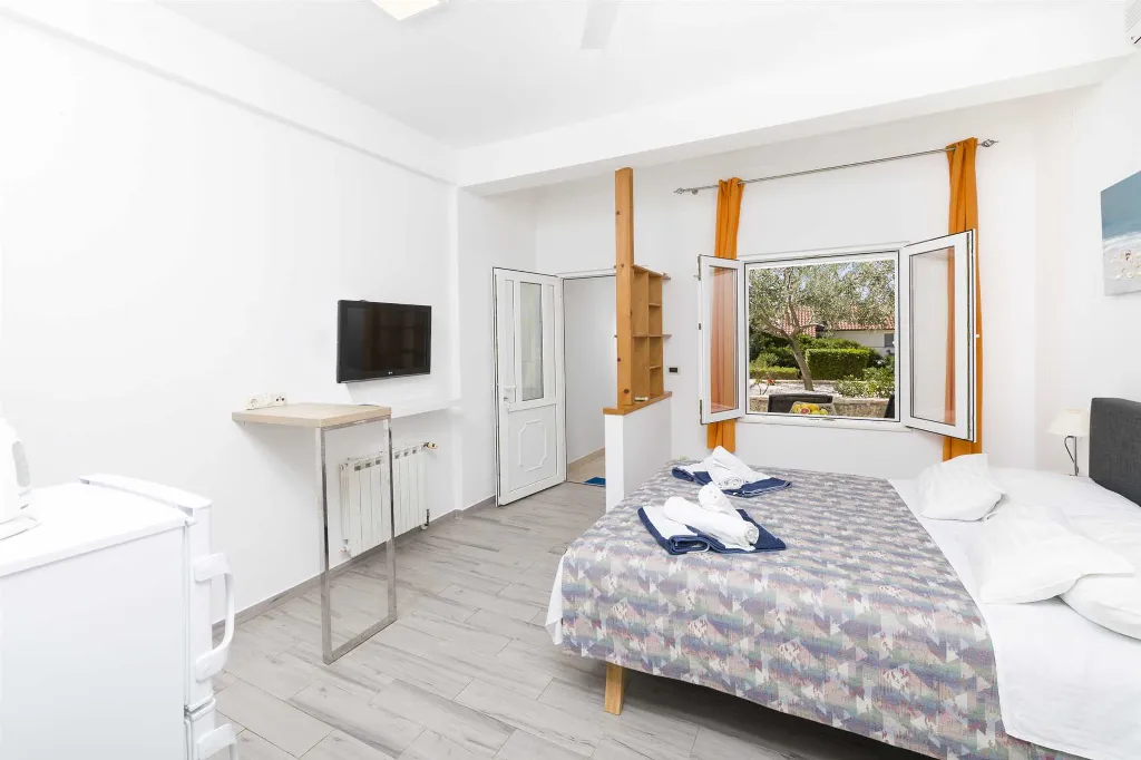 1-Bedroom Apartment for Up to 3 in Jelsa