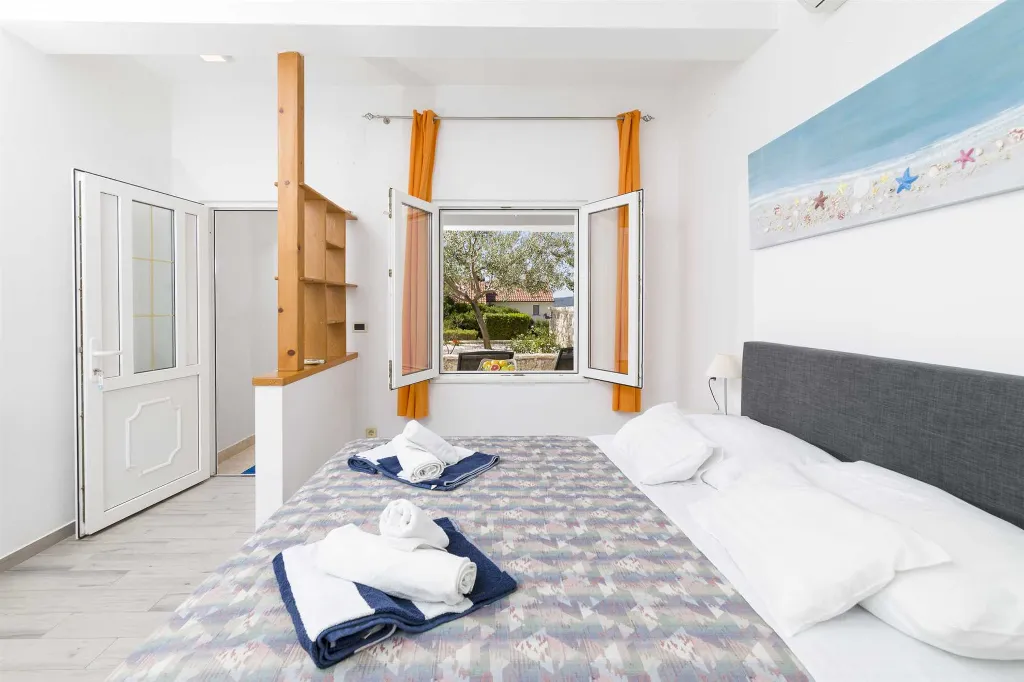 1-Bedroom Apartment for Up to 3 in Jelsa