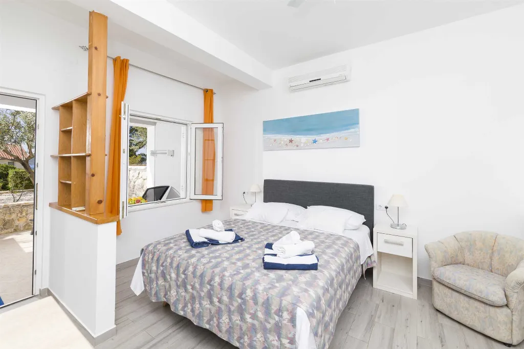 1-Bedroom Apartment for Up to 3 in Jelsa