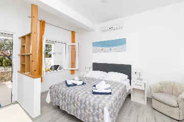 1-Bedroom Apartment for Up to 3 in Jelsa