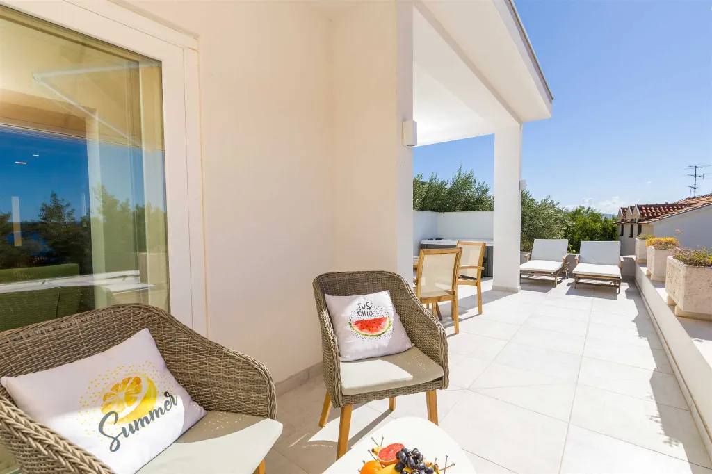Two-Bedroom Apartment in Jelsa for 4 Guests