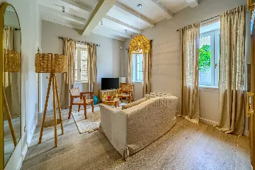 Postira Apartment for 2 with Pool & Breakfast