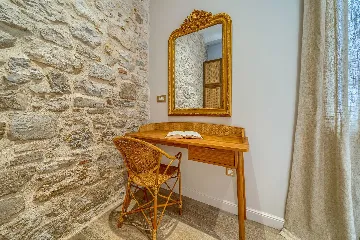 Postira Apartment for 2 with Pool & Breakfast