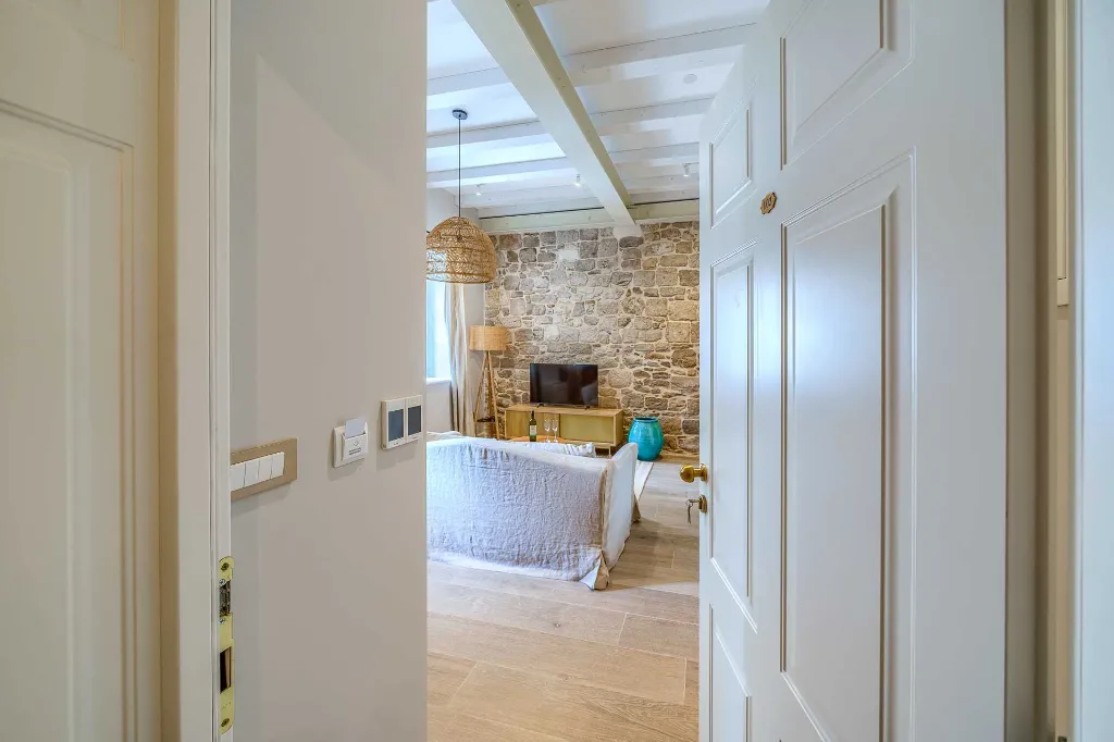 Postira Apartment for 2 with Pool & Breakfast