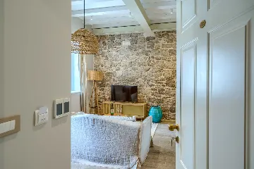 Postira Apartment for 2 with Pool & Breakfast