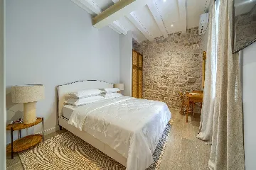 Postira Apartment for 2 with Pool & Breakfast