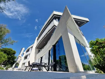 Two-Story Apartment with Sea Views in Bibinje