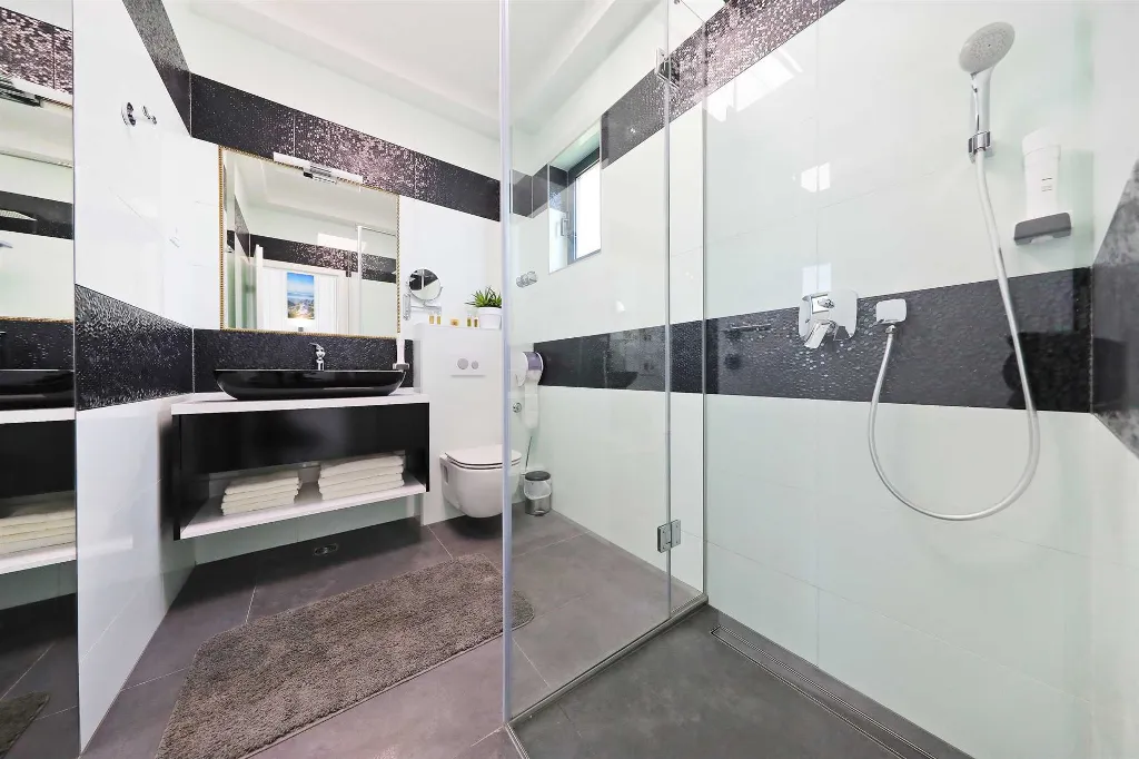 Two-Story Apartment with Sea Views in Bibinje