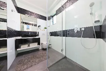 Two-Story Apartment with Sea Views in Bibinje