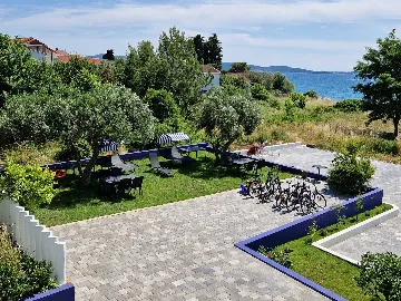 Ground-Floor Apartment in Bibinje with Shared Terrace