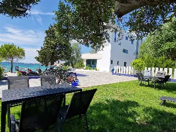 Ground-Floor Apartment in Bibinje with Shared Terrace