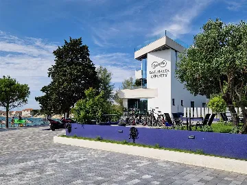 Bibinje Apartment for 4 Guests with Sea Views