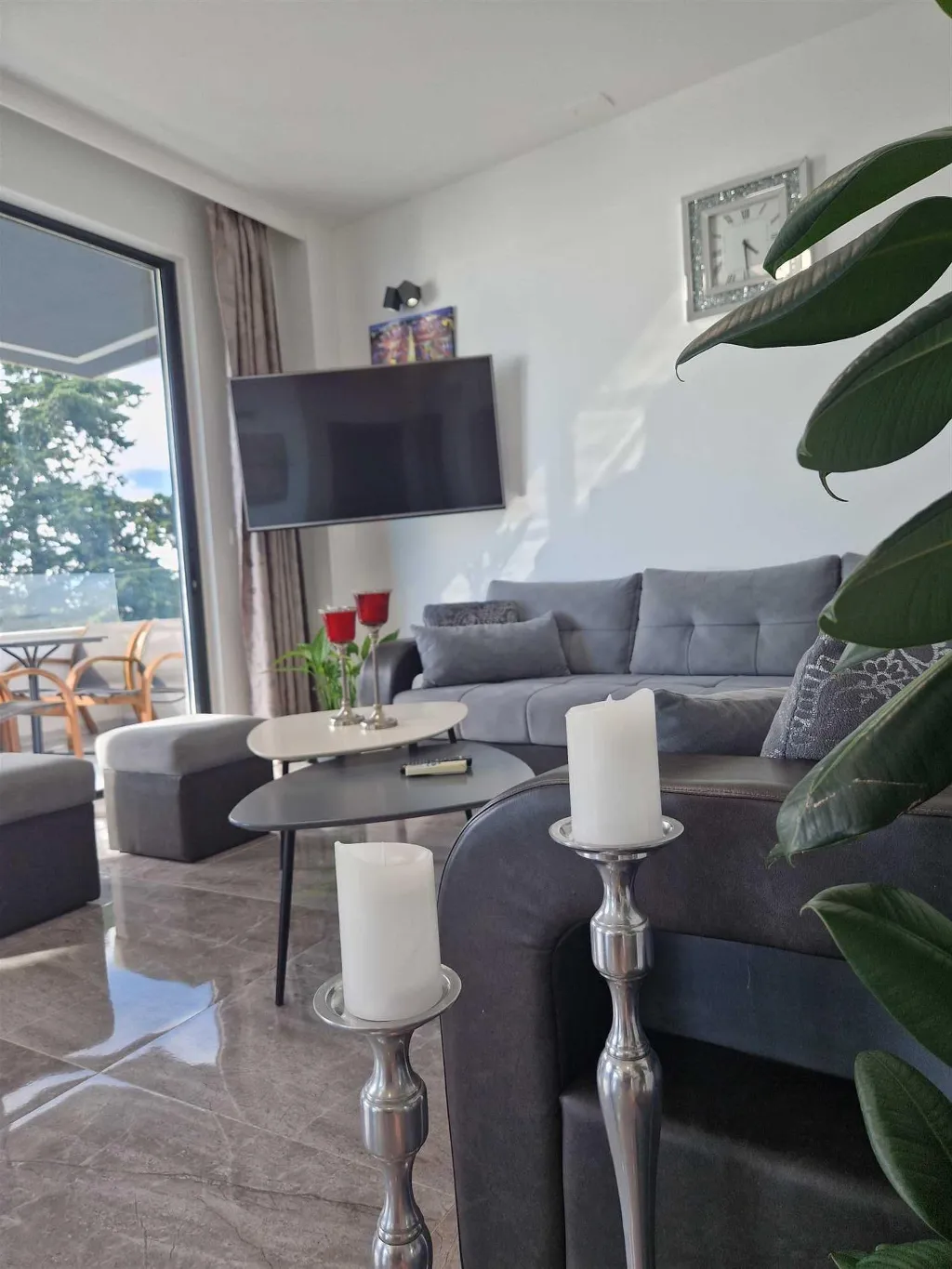 2-Bedroom Apartment with Balcony Sea Views in Bibinje