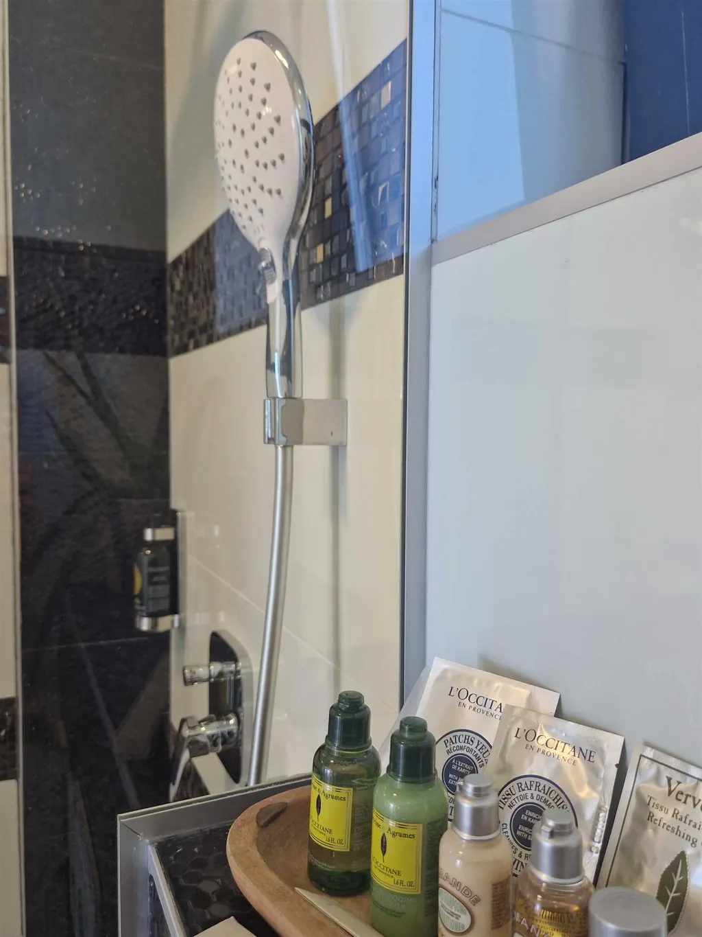 2-Bedroom Apartment with Balcony Sea Views in Bibinje