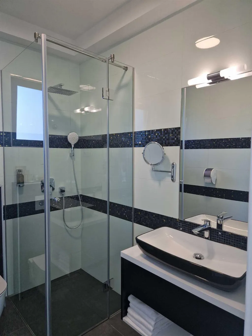 2-Bedroom Apartment with Balcony Sea Views in Bibinje