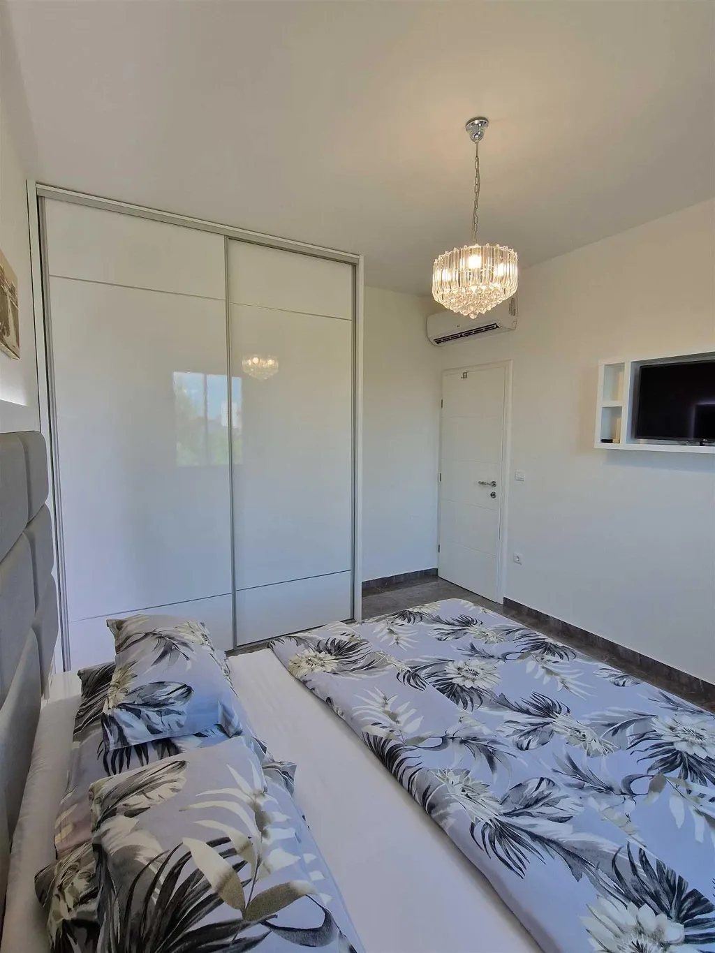 2-Bedroom Apartment with Balcony Sea Views in Bibinje