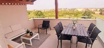 Apartment with Pool for 6–8 Guests in Pula