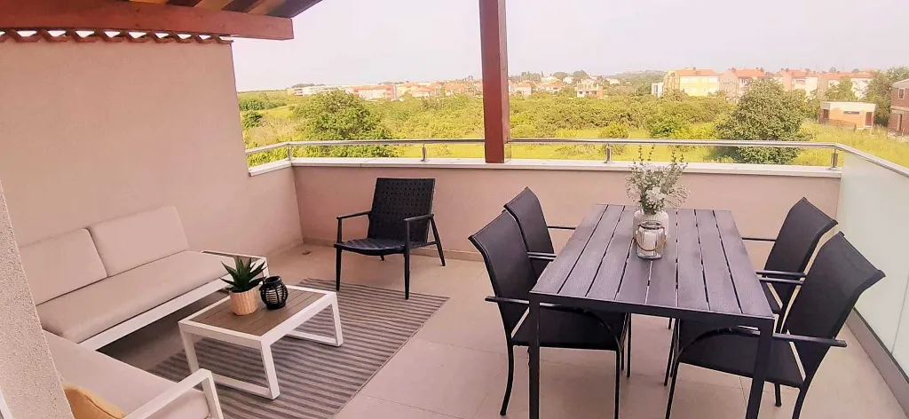 Apartment with Pool for 6–8 Guests in Pula