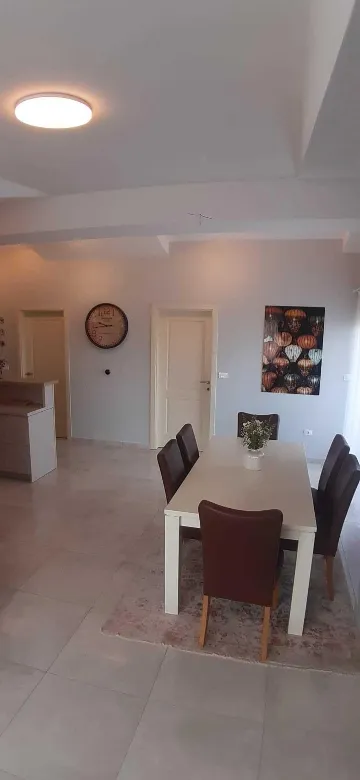 Apartment with Pool for 6–8 Guests in Pula