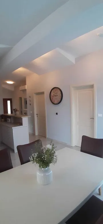 Apartment with Pool for 6–8 Guests in Pula