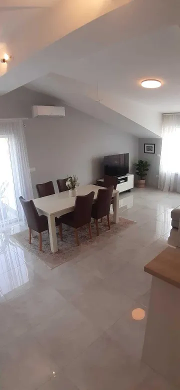 Apartment with Pool for 6–8 Guests in Pula