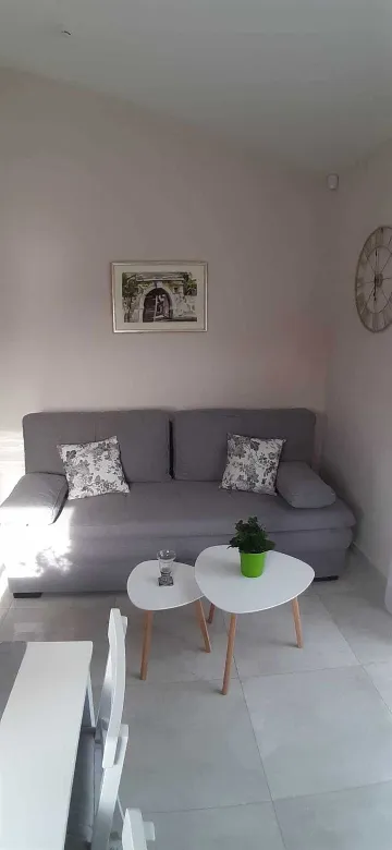 Pula Apartment for 4 Guests with Pool