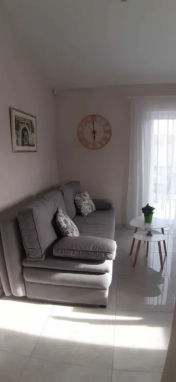 Pula Apartment for 4 Guests with Pool