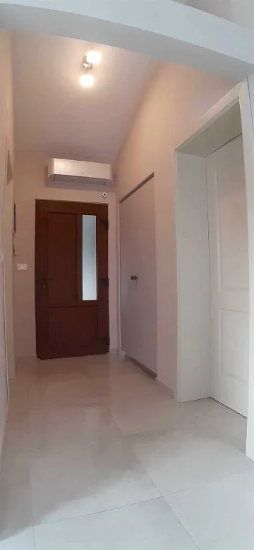 Pula Apartment for 4 Guests with Pool