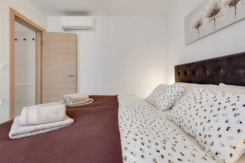 Air-Conditioned 2-Bedroom Apartment in Sv. Filip i Jakov