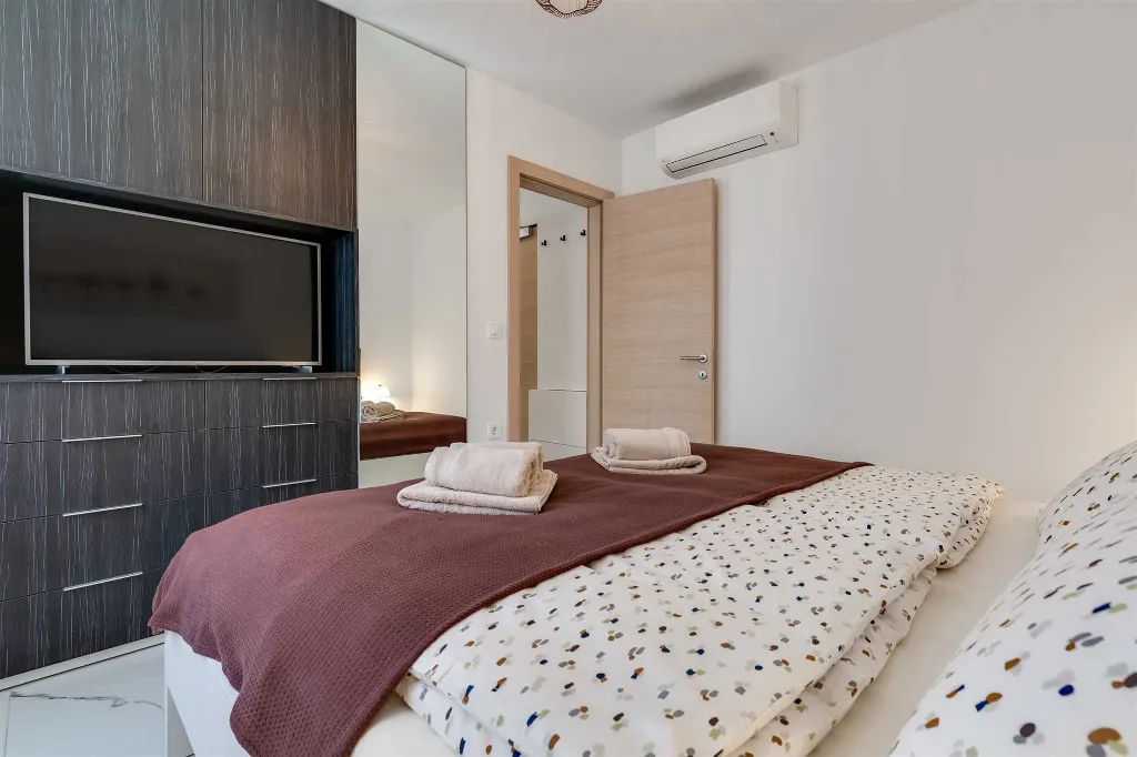 Air-Conditioned 2-Bedroom Apartment in Sv. Filip i Jakov