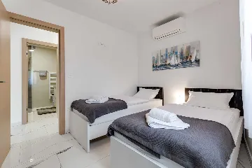 Air-Conditioned 2-Bedroom Apartment in Sv. Filip i Jakov