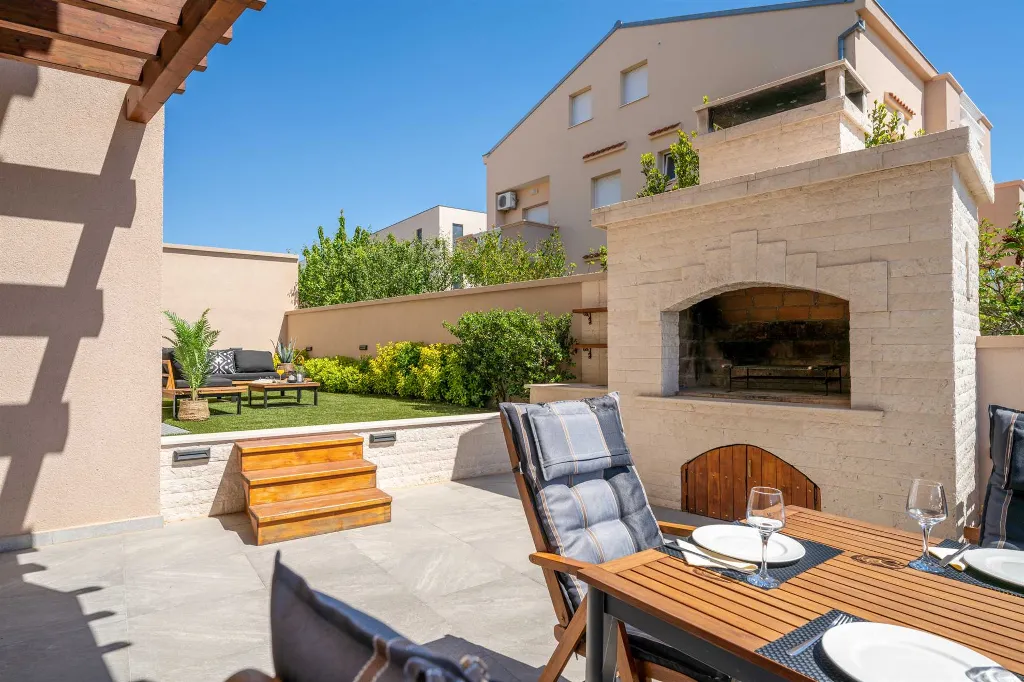 Air-Conditioned 2-Bedroom Apartment in Sv. Filip i Jakov